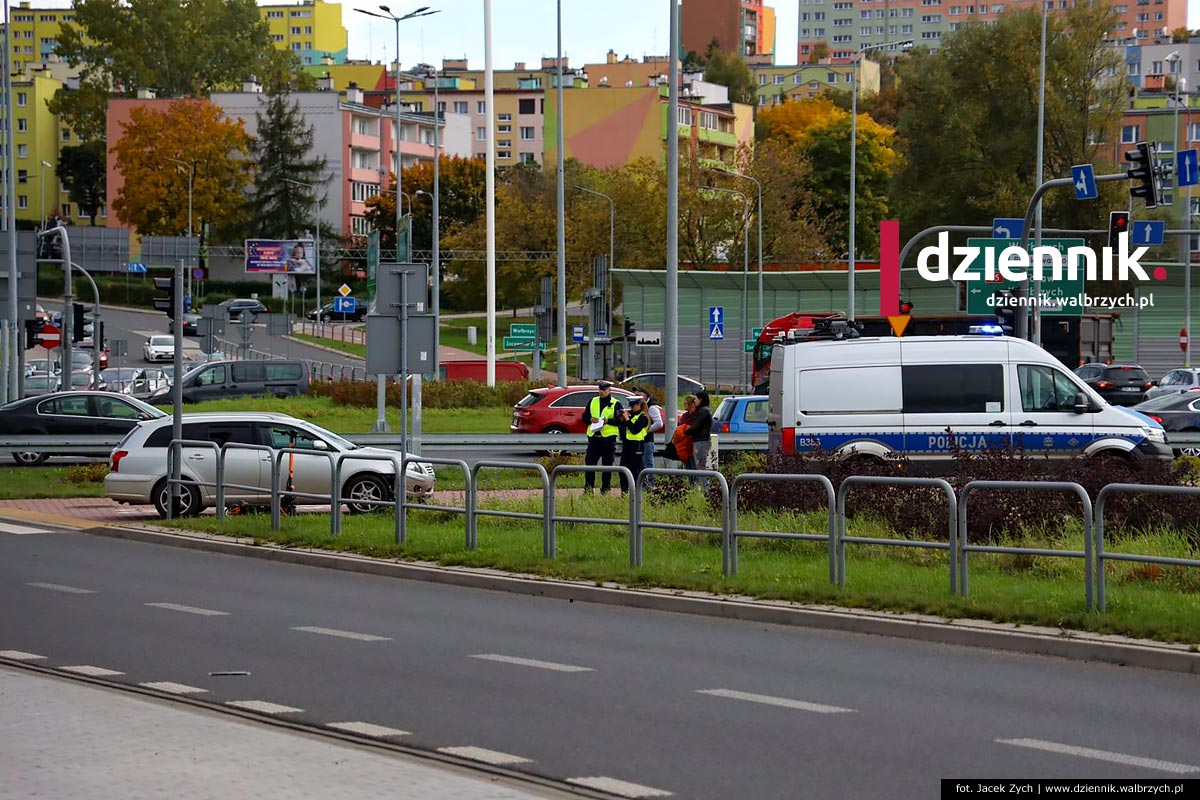 Potrącenie na Szczawieńskiej Samochód uderzył osobę jadącą hulajnogą