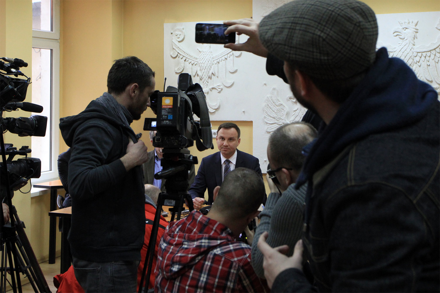 Andrzej Duda, kandydat na Prezydenta RP odwiedził Wałbrzych. W siedzibie NSZZ „Solidarność” spotkał się z dziennikarzami na konferencji prasowej, a następnie w Rynku z mieszkańcami miasta. Wałbrzych kwiecień 2015, fot. Ryszard Wyszyński