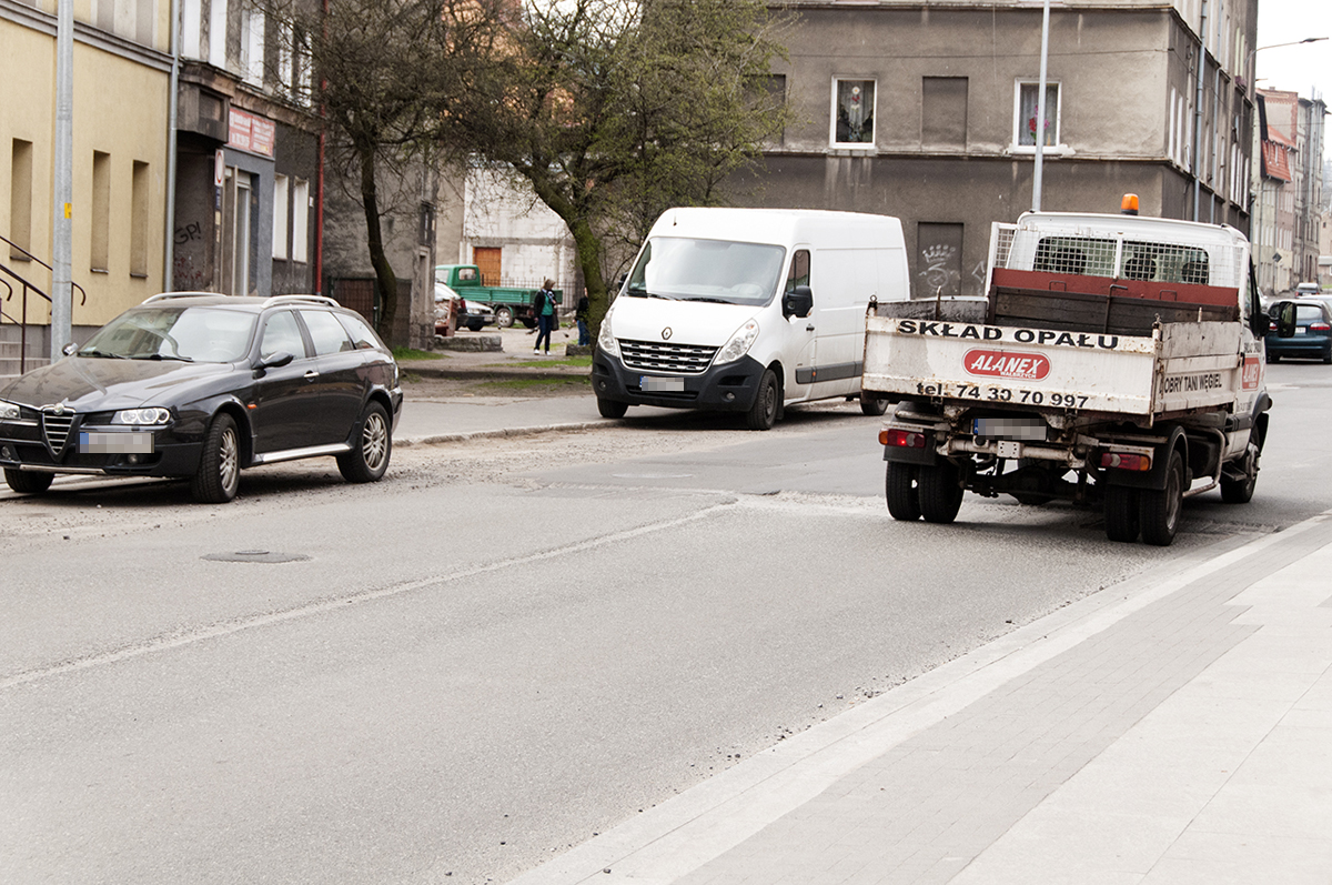 Niezabezpieczony próg asfaltowy na ulicy Świdnickiej. Wałbrzych, kwiecień 2015. Fot. Patrycja Szuman