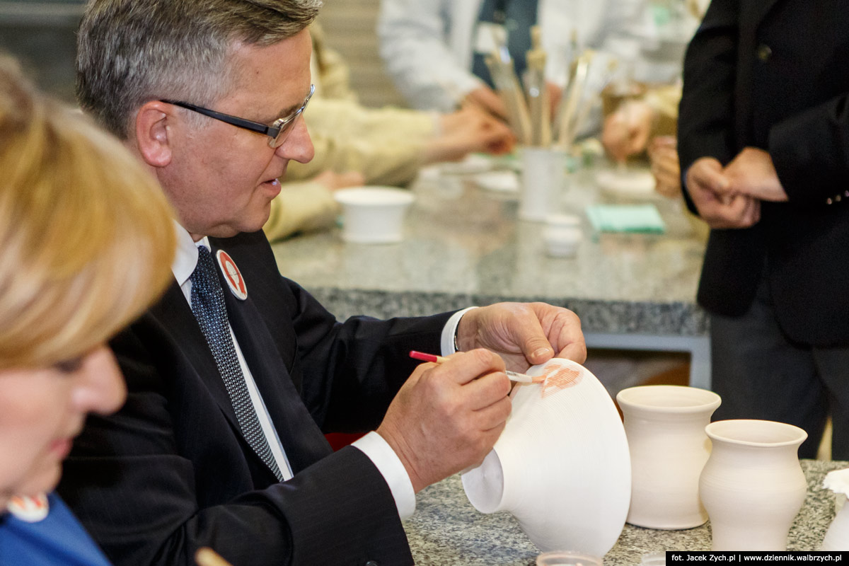 © Prezydent Bronisław Komorowski odwiedził Wałbrzych. W Starej Kopalni, w Centrum Ceramiki Unikatowej dekoruje porcelanę, kwiecień 2014. Fot. jacek Zych | Wszelkie prawa zastrzeżone