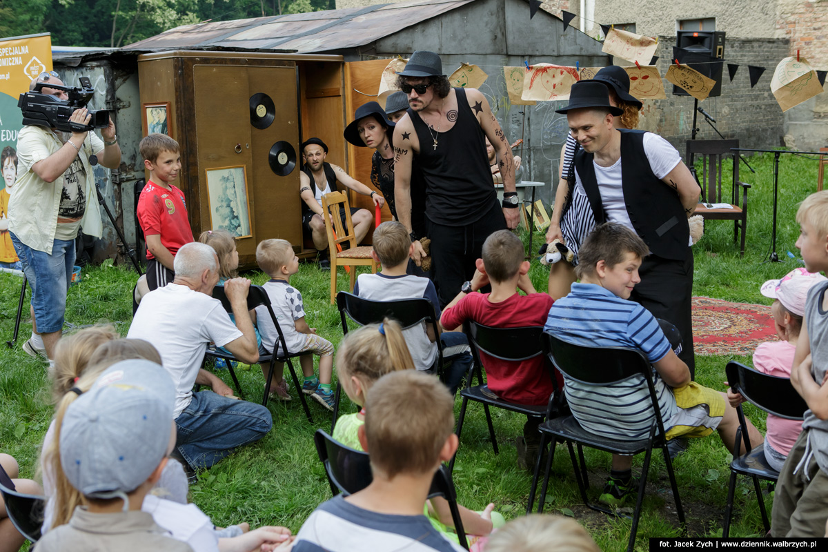 Bramaturgia - akcja-spektakl Teatru Lalki i Aktora. Wałbrzych, czerwiec 2015. Fot. Jacek Zych