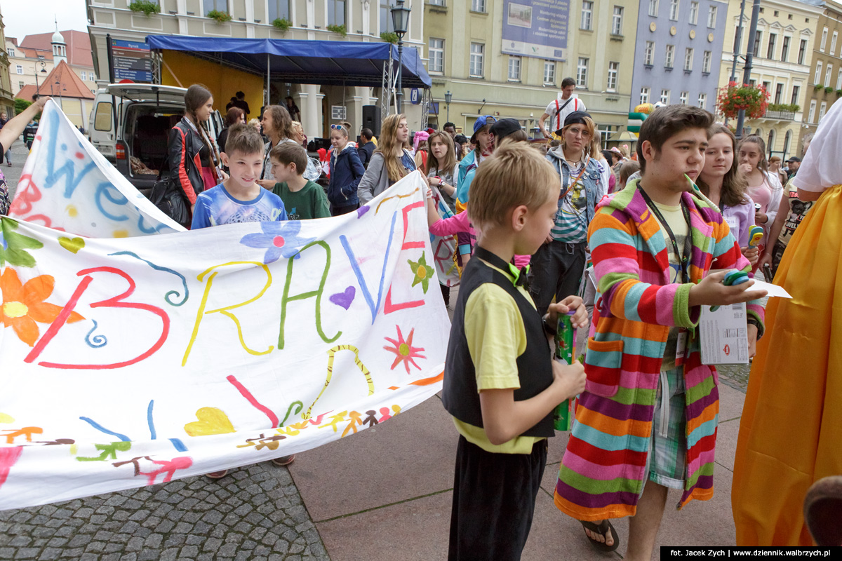 Barwny pochód dzieci uczestniczących w festiwalu Brawe Kids. Wałbrzych, czerwiec 2015. Fot. Jacek Zych