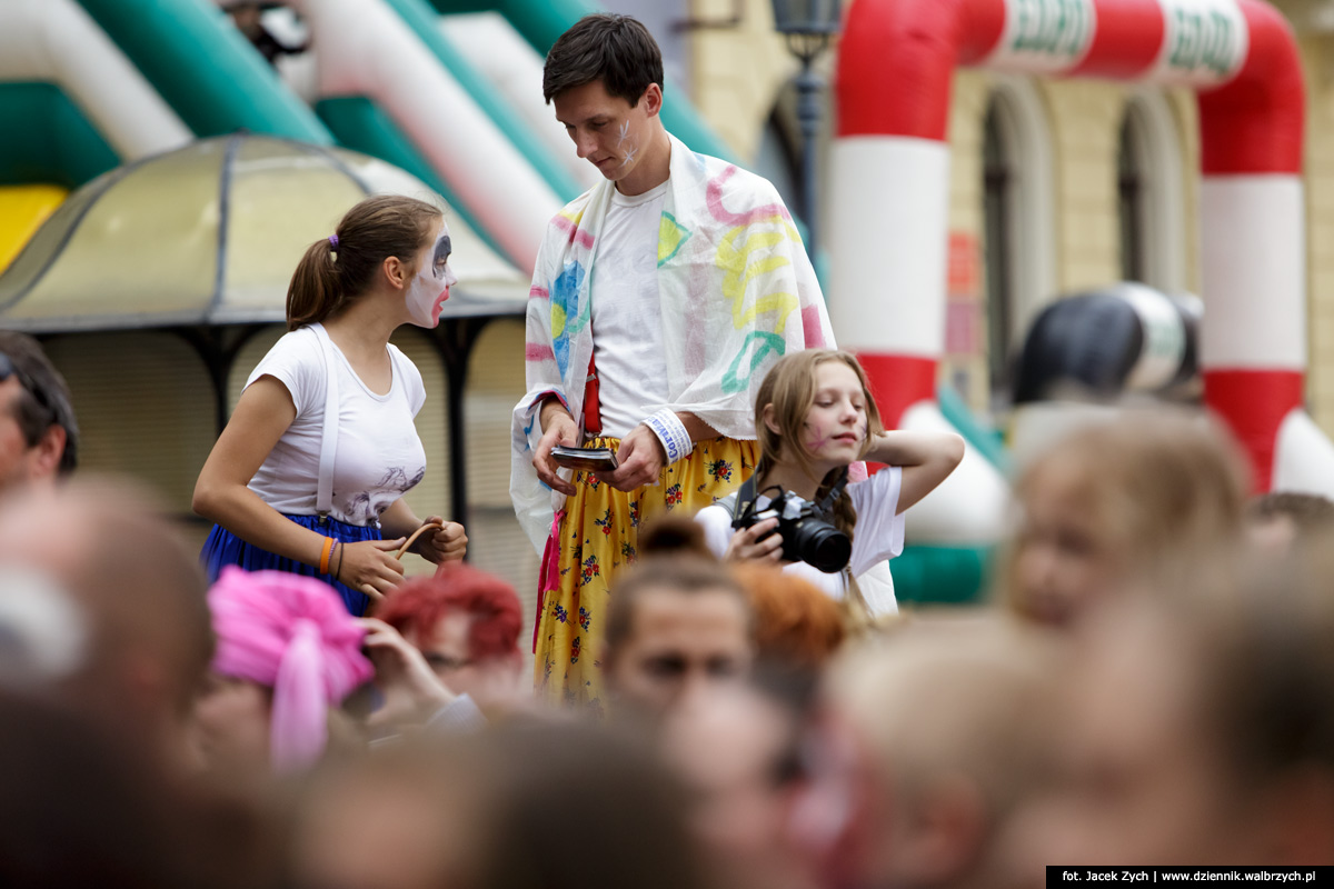 Barwny pochód dzieci uczestniczących w festiwalu Brawe Kids. Wałbrzych, czerwiec 2015. Fot. Jacek Zych