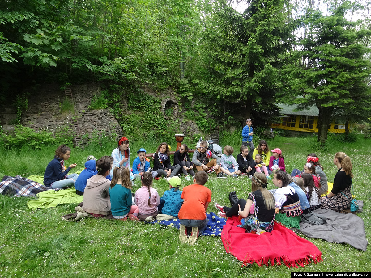 Spotkanie rodzin goszczących dzieci z tegorocznego festiwalu Brave Kids 2015. Rybnica Leśna, maj 2015. Fot. Patrycja Szuman