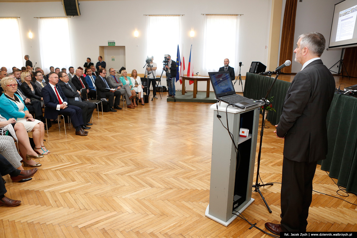 Wystąpienie prezydenta Wałbrzycha dr Roman Szełemej podczas konferencji dotyczącej budowy przygranicznego odcinka drogi ekspresowej S3. Lubawka, czerwiec 2015. Fot. Jacek Zych