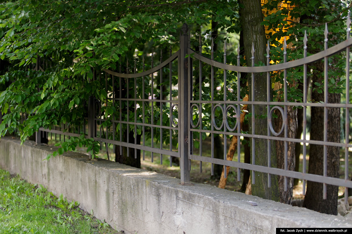 Kute, żeliwne ogrodzenie otaczające park i willę księżnej Daisy von Pless. Wałbrzych, czerwiec 2015. Fot. Jacek Zych