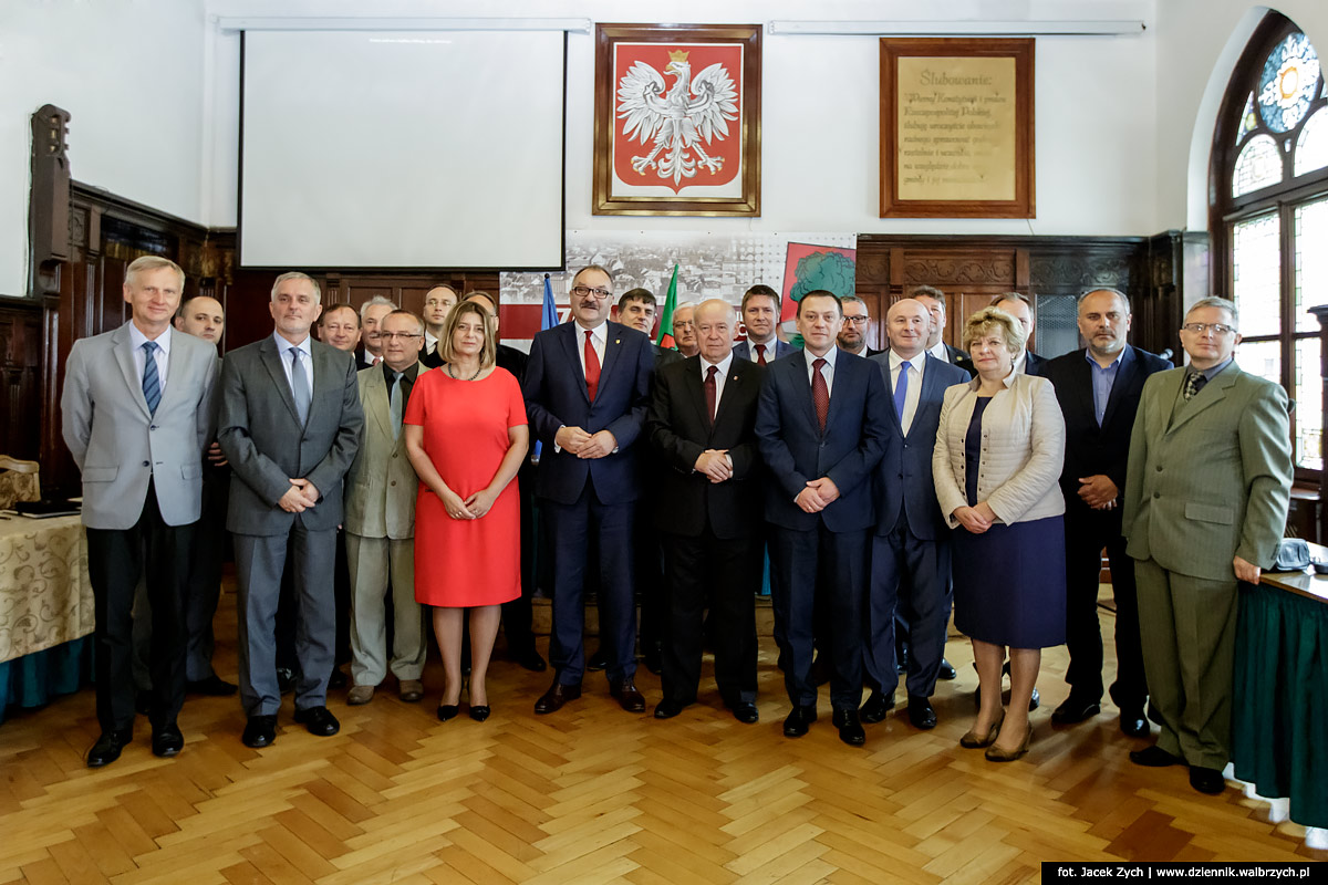 Prezydenci i burmistrzowie gmin wchodzących w skład Aglomeracji Wałbrzyskiej podczas uroczystego podpisania umowy Zintegrowanych Inwestycji Terytorialnych 2015-20. Wałbrzych, czerwiec 2015. Fot. Jacek Zych