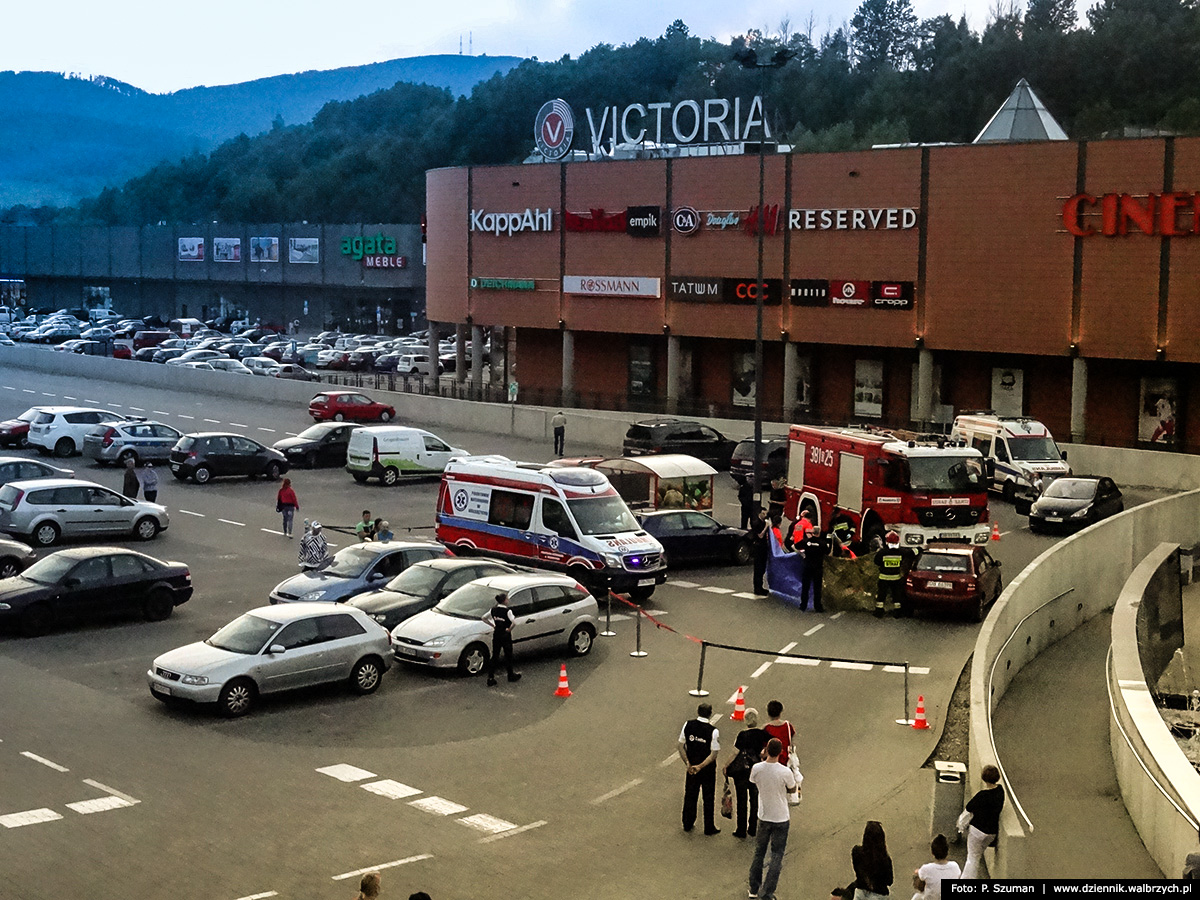 Tragiczny wypadek na parkingu Galerii Victoria. Wałbrzych, czerwiec 2015. Fot. Patrycja Szuman