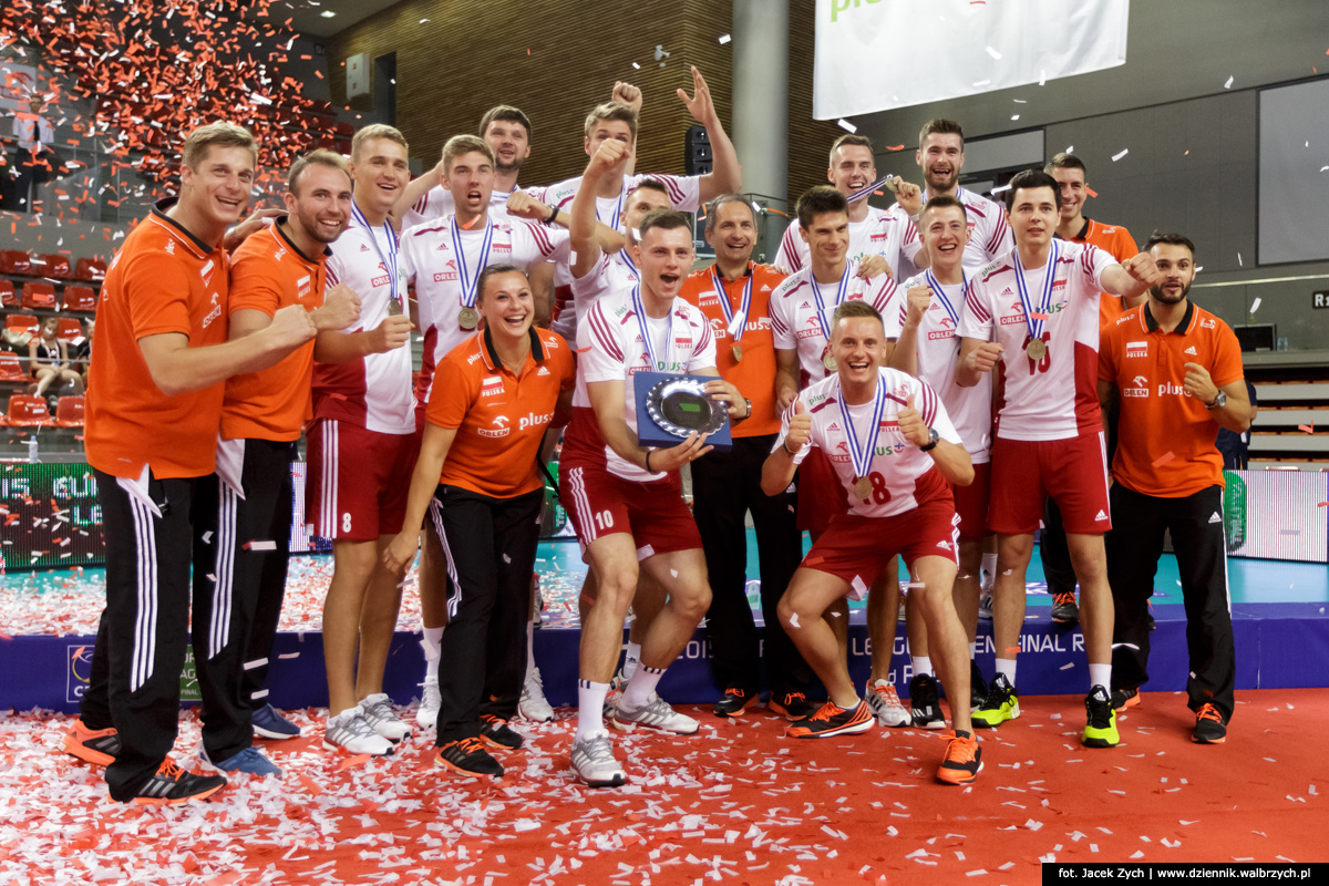 Finał Ligi Europejskiej Final Four w siatkówce mężczyzn - dekoracja zwycięzców. Wałbrzych, sierpień 2015. Fot. Jacek Zych