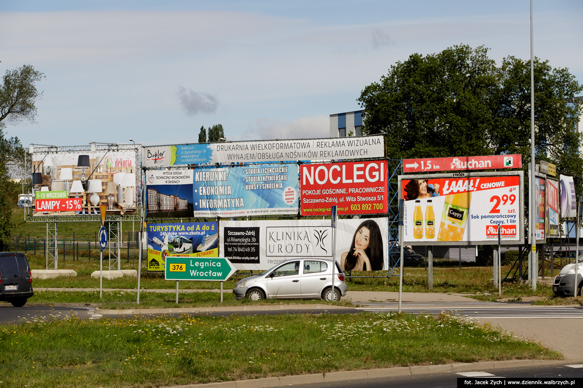 Reklamy, bilboardy i siatki reklamowe przy ulicy Wieniawskiego. Wałbrzych, wrzesień 2015. Fot, Jacek Zych