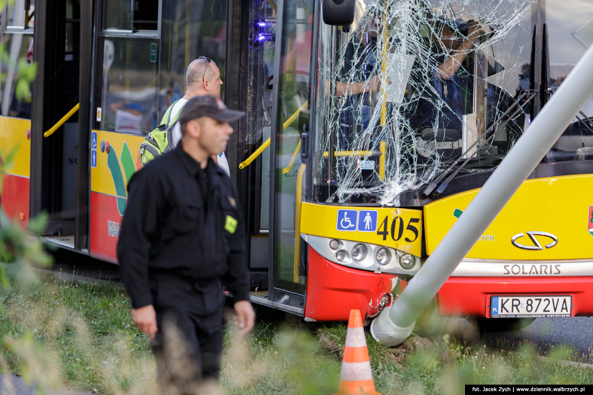 Wypadek na ulicy Blankowej. Autobus uderzył w latarnię wyjeżdżając z pętli. Wałbrzych wrzesień 2015. Fot. Jacek Zych