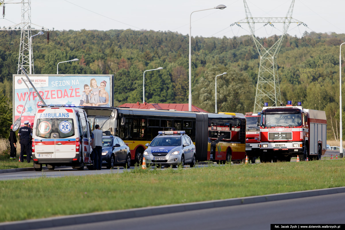 Wypadek na ulicy Blankowej. Autobus uderzył w latarnię wyjeżdżając z pętli. Wałbrzych wrzesień 2015. Fot. Jacek Zych