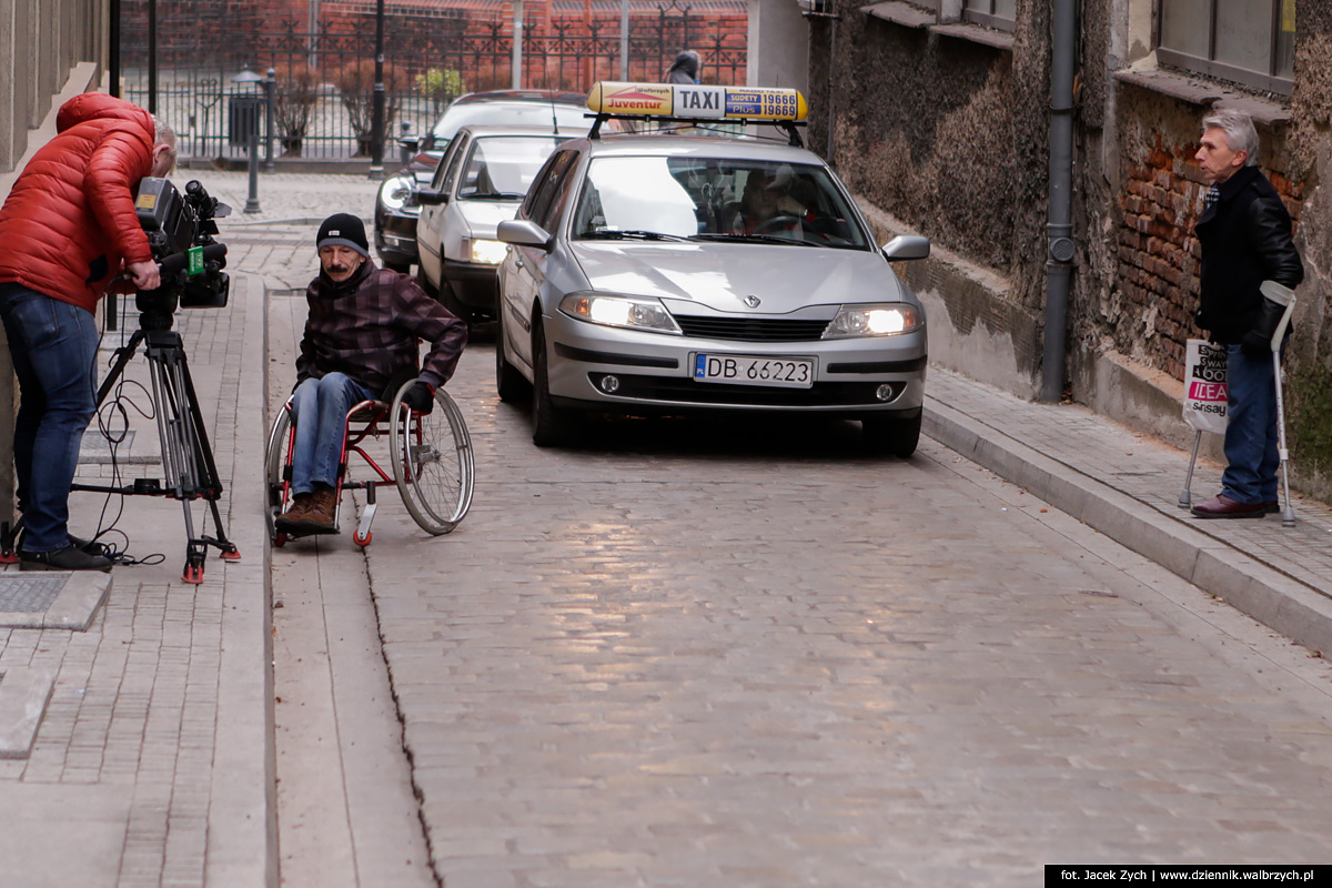 Niepełnosprawna osoba na wózku poruszająca "uciekająca" przed pojazdami w tzw "strefe zamieszkania" na ulicy Kościelnej w Wałbrzychu. Fot, Jacek Zych, Dziennik Wałbrzych