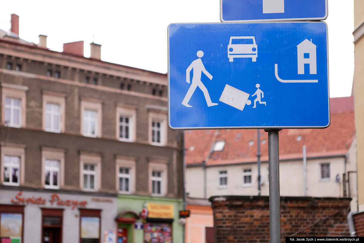 Znak D40 inforujący kieroców o wjeździe do tzw "strefy zamieszkania" na ulicy Kościelnej w Wałbrzychu. Fot, Jacek Zych, Dziennik Wałbrzych