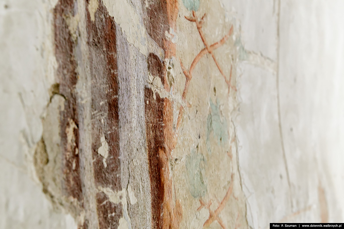 W Niedźwiedzicy k/Wałbrzycha odkryto XV wieczne freski na ścianach remontowanego kościoła. / fot. Patrycja Szuman