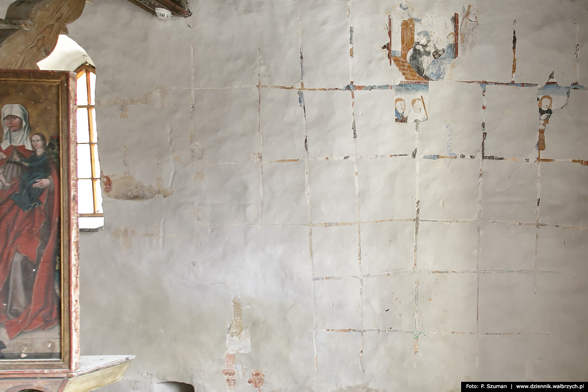W Niedźwiedzicy k/Wałbrzycha odkryto XV wieczne freski na ścianach remontowanego kościoła. / fot. Patrycja Szuman