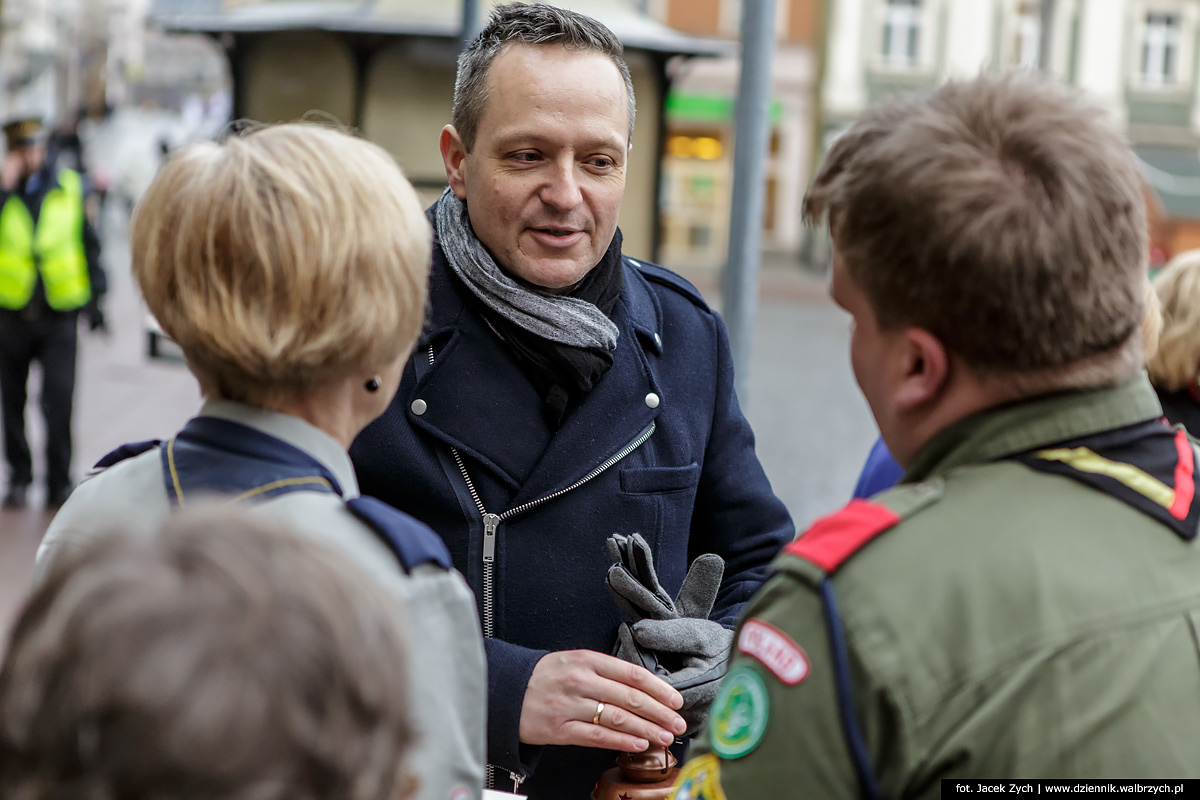 Walbrzych, 21.12.2015 Wigilia kolacja na Rynku dla najbardziej potrzebujących. Fot. Jacek Zych / Dziennik Wałbrzych