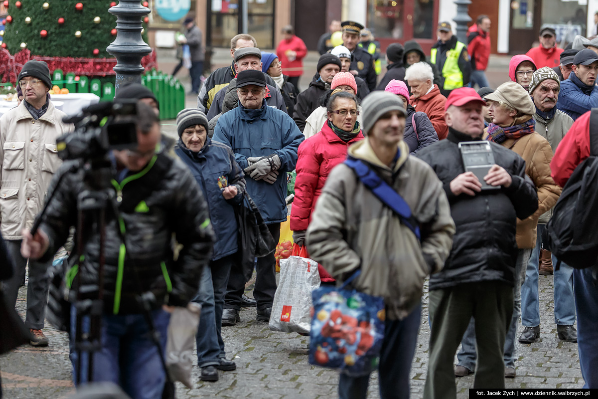 Walbrzych, 21.12.2015 Wigilia kolacja na Rynku dla najbardziej potrzebujących. Fot. Jacek Zych / Dziennik Wałbrzych