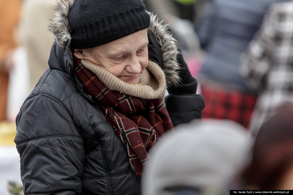 Walbrzych, 21.12.2015 Wigilia kolacja na Rynku dla najbardziej potrzebujących. Fot. Jacek Zych / Dziennik Wałbrzych