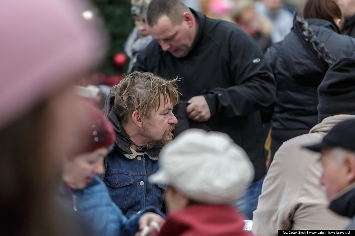 Walbrzych, 21.12.2015 Wigilia kolacja na Rynku dla najbardziej potrzebujących. Fot. Jacek Zych / Dziennik Wałbrzych