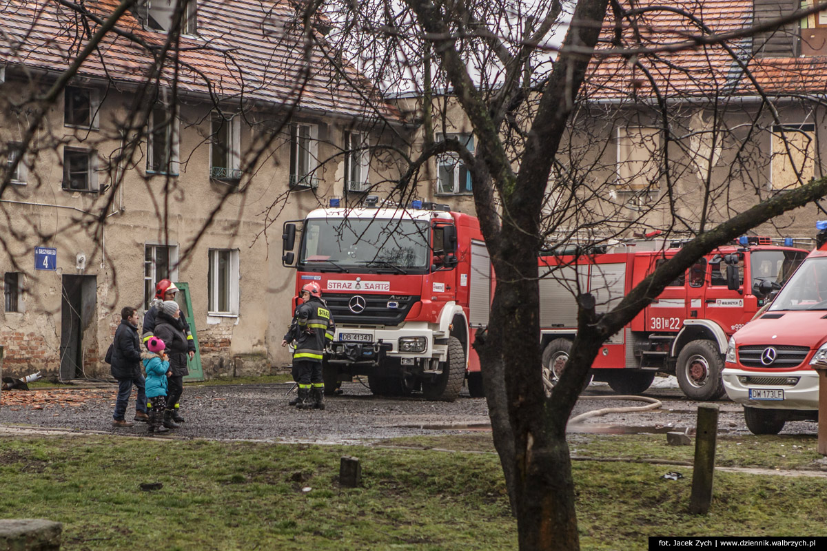 13.03.2016 Wałbrzych, Pożar na ulicy Wyszyńskiego w Wałbrzychu. fot. Jacek Zych / Dziennik Wałbrzych