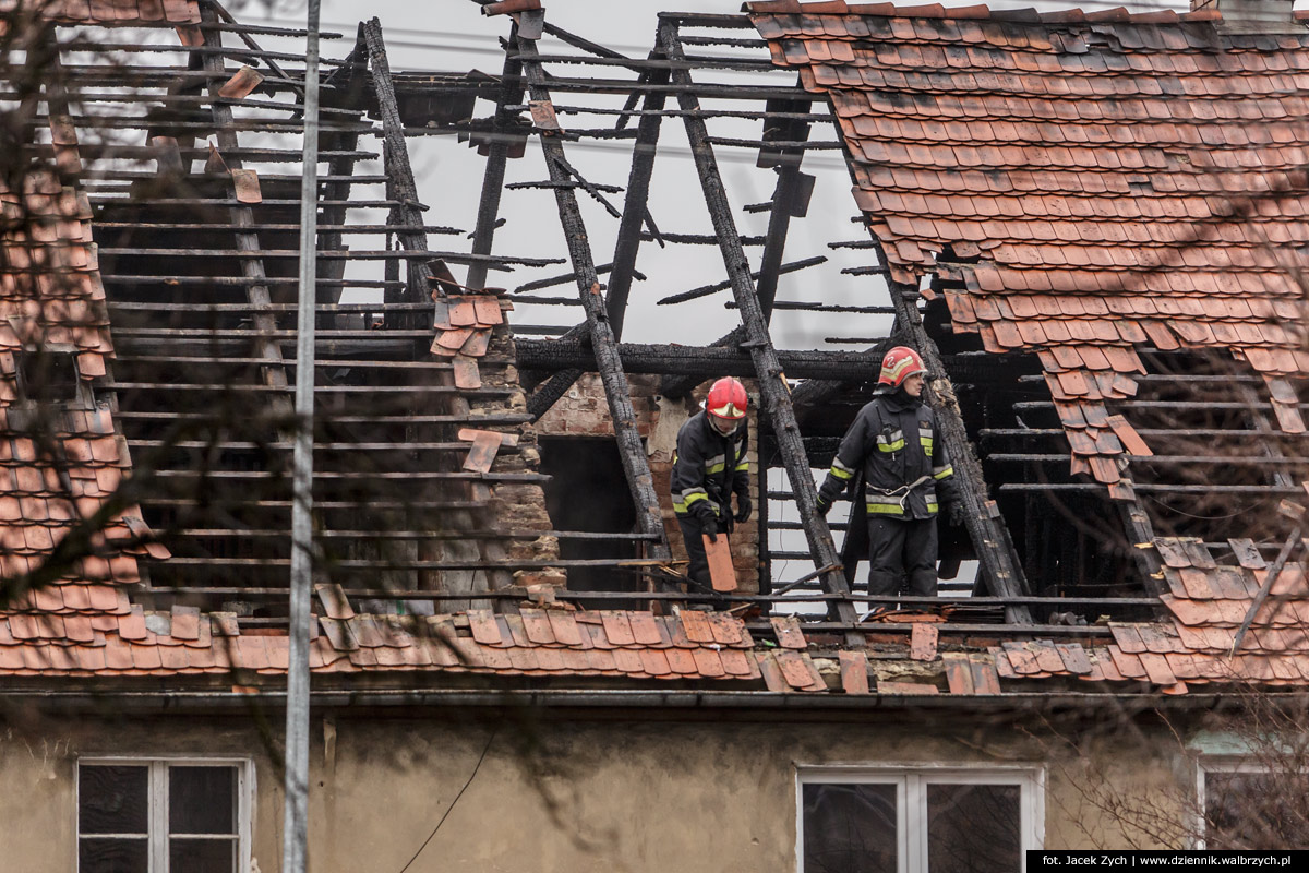 13.03.2016 Wałbrzych, Pożar na ulicy Wyszyńskiego w Wałbrzychu. fot. Jacek Zych / Dziennik Wałbrzych