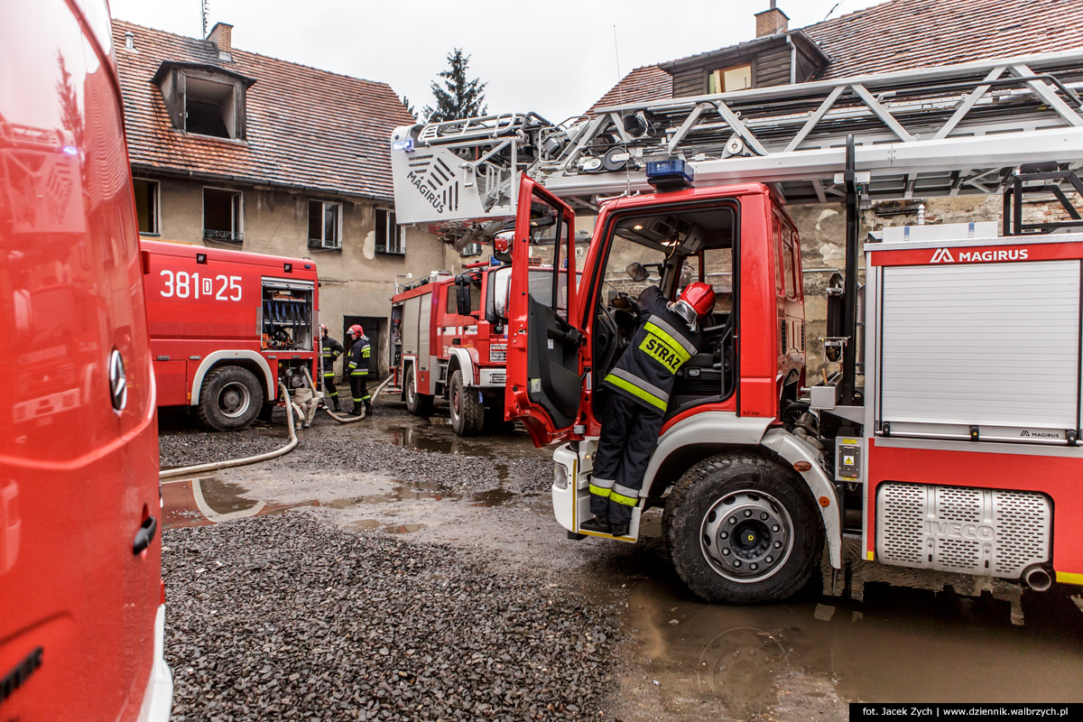 13.03.2016 Wałbrzych, Pożar na ulicy Wyszyńskiego w Wałbrzychu. fot. Jacek Zych / Dziennik Wałbrzych