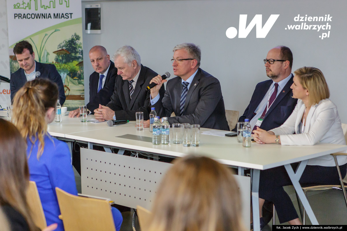 31.03.2016. Wałbrzych. Konferencja Pracownia Miasta, zorganizowana przez Gazetę Wyborczą w Starej Kopalni w Wałbrzychu. Na zdjęciu od lewej: Leszek Frelich, Gazeta Wyborcza, Rafał Dutkiewicz – prezydent Wrocławia, Zygmunt Nowaczyk – wiceprezydent Wałbrzycha, Jacek Jaśkowiak – prezydent Poznania, Paweł Adamowicz – prezydent Gdańska oraz Katarzyna Król – wiceprezydent Krakowa. fot. Jacek Zych / Dziennik Wałbrzych