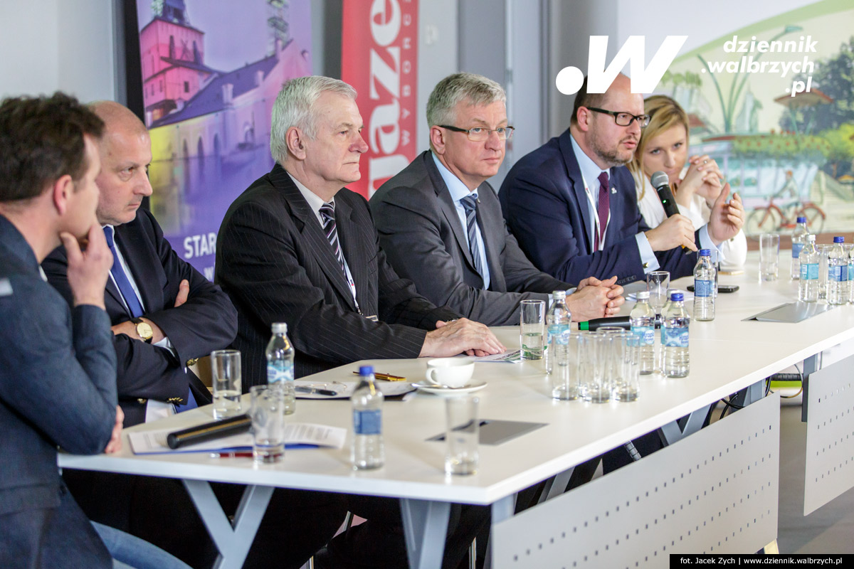 31.03.2016. Wałbrzych. Konferencja Pracownia Miasta, zorganizowana przez Gazetę Wyborczą w Starej Kopalni w Wałbrzychu. Na zdjęciu od lewej: Leszek Frelich, Gazeta Wyborcza, Rafał Dutkiewicz – prezydent Wrocławia, Zygmunt Nowaczyk – wiceprezydent Wałbrzycha, Jacek Jaśkowiak – prezydent Poznania, Paweł Adamowicz – prezydent Gdańska oraz Katarzyna Król – wiceprezydent Krakowa. fot. Jacek Zych / Dziennik Wałbrzych