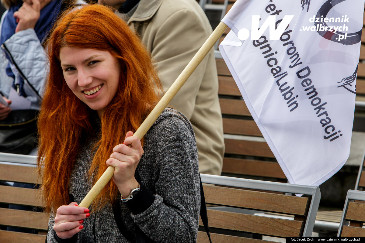 16.04.2016 Wałbrzych. KOD (Komitet Obrony Demokracji) w Wałbrzychu zorganizował na Placu Teatralnym czytanie Konstytucji RP. fot. Jacek Zych / Dziennik Wałbrzych