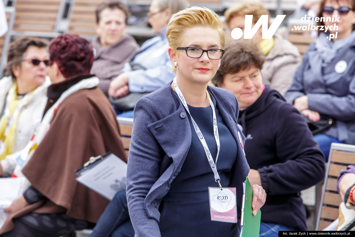 16.04.2016 Wałbrzych. KOD (Komitet Obrony Demokracji) w Wałbrzychu zorganizował na Placu Teatralnym czytanie Konstytucji RP. fot. Jacek Zych / Dziennik Wałbrzych