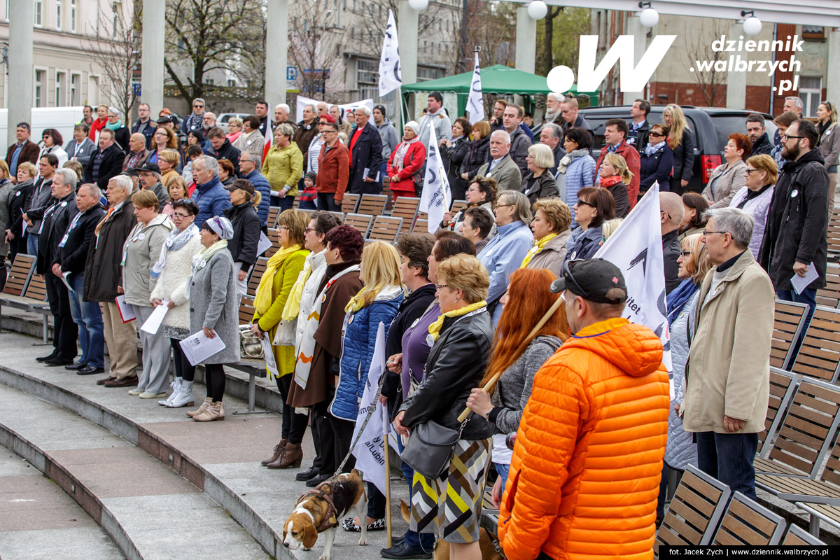 16.04.2016 Wałbrzych. KOD (Komitet Obrony Demokracji) w Wałbrzychu zorganizował na Placu Teatralnym czytanie Konstytucji RP. fot. Jacek Zych / Dziennik Wałbrzych