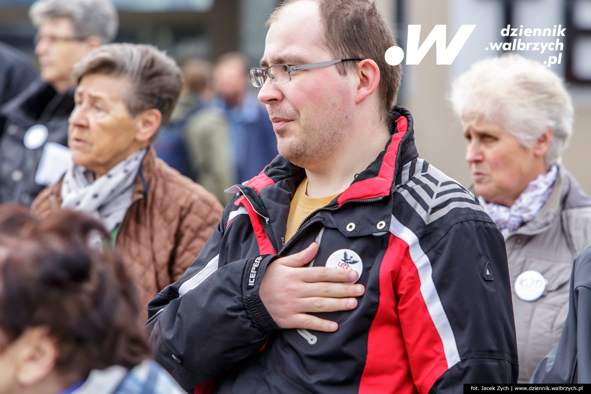 16.04.2016 Wałbrzych. KOD (Komitet Obrony Demokracji) w Wałbrzychu zorganizował na Placu Teatralnym czytanie Konstytucji RP. fot. Jacek Zych / Dziennik Wałbrzych