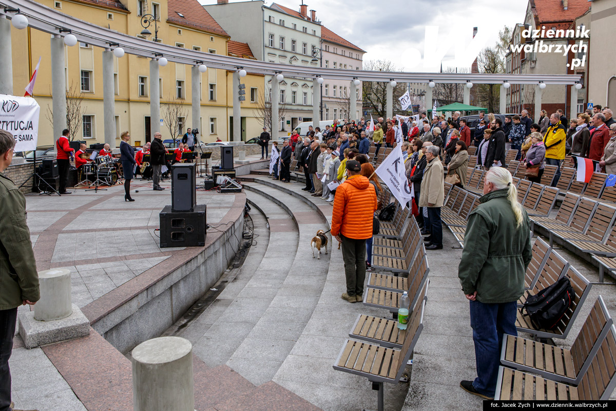 16.04.2016 Wałbrzych. KOD (Komitet Obrony Demokracji) w Wałbrzychu zorganizował na Placu Teatralnym czytanie Konstytucji RP. fot. Jacek Zych / Dziennik Wałbrzych