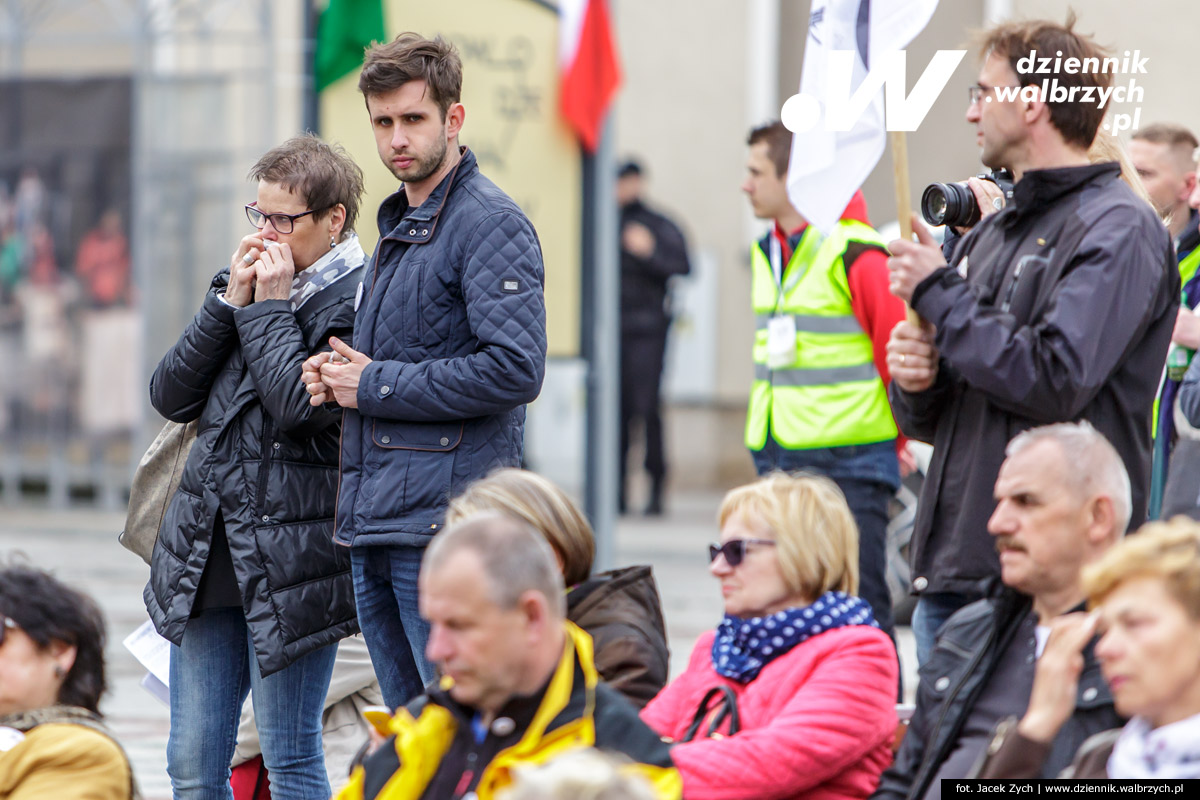 16.04.2016 Wałbrzych. KOD (Komitet Obrony Demokracji) w Wałbrzychu zorganizował na Placu Teatralnym czytanie Konstytucji RP. fot. Jacek Zych / Dziennik Wałbrzych