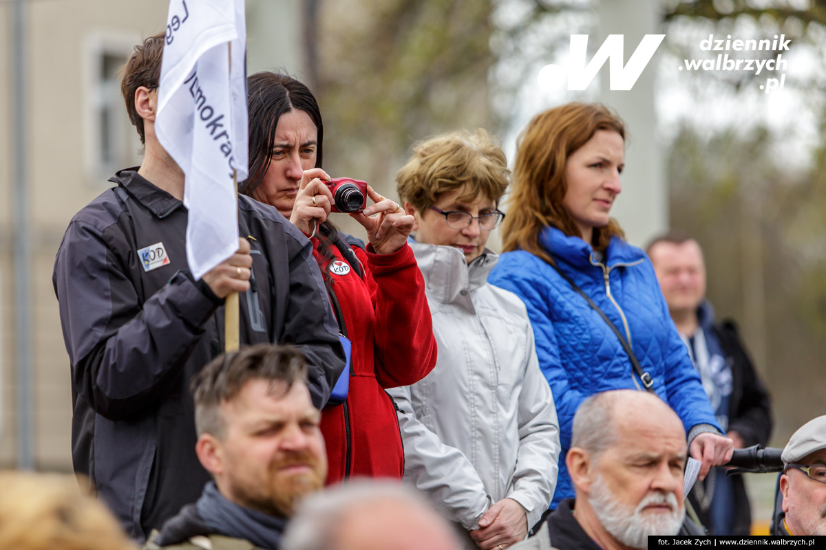 16.04.2016 Wałbrzych. KOD (Komitet Obrony Demokracji) w Wałbrzychu zorganizował na Placu Teatralnym czytanie Konstytucji RP. fot. Jacek Zych / Dziennik Wałbrzych