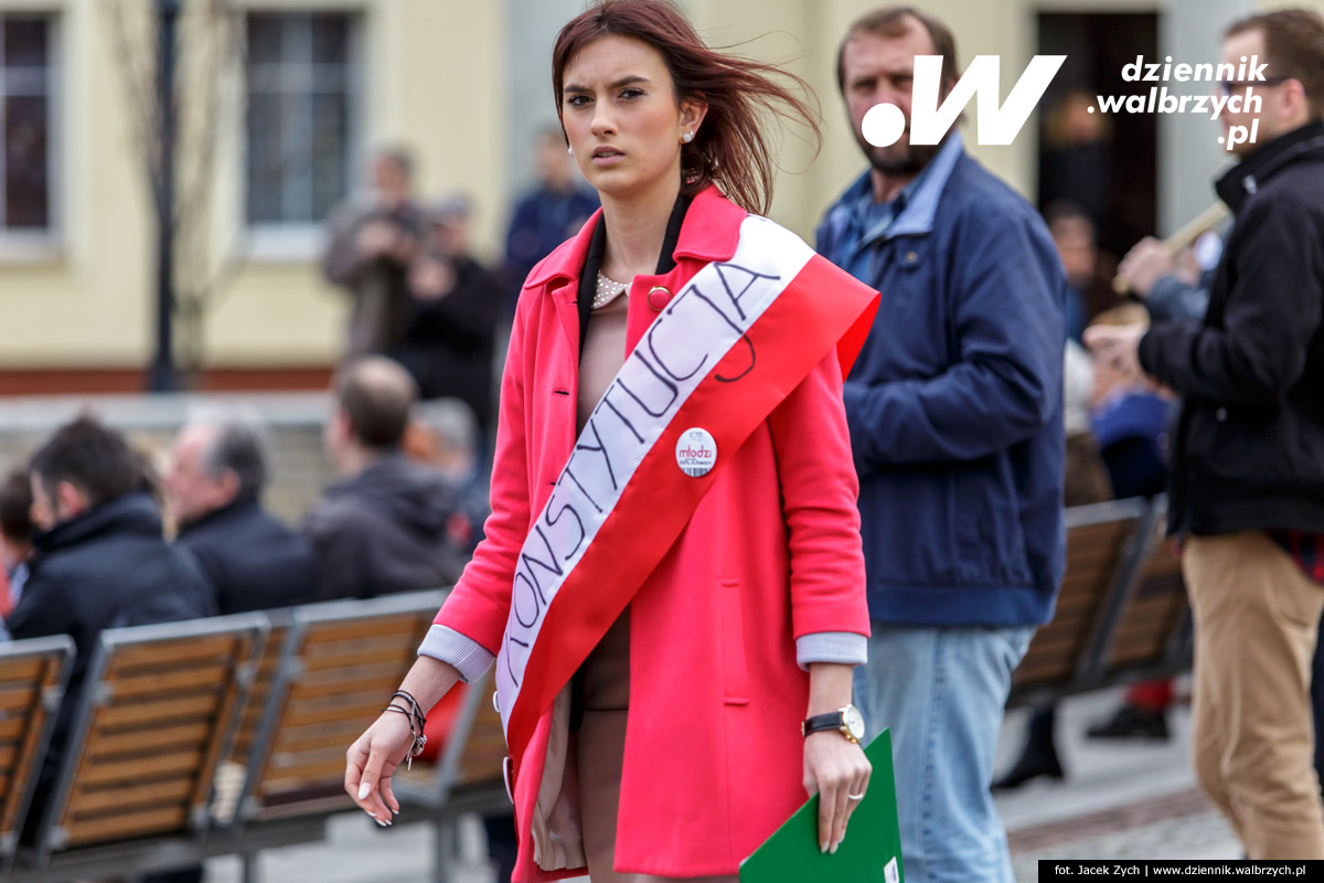 16.04.2016 Wałbrzych. KOD (Komitet Obrony Demokracji) w Wałbrzychu zorganizował na Placu Teatralnym czytanie Konstytucji RP. fot. Jacek Zych / Dziennik Wałbrzych