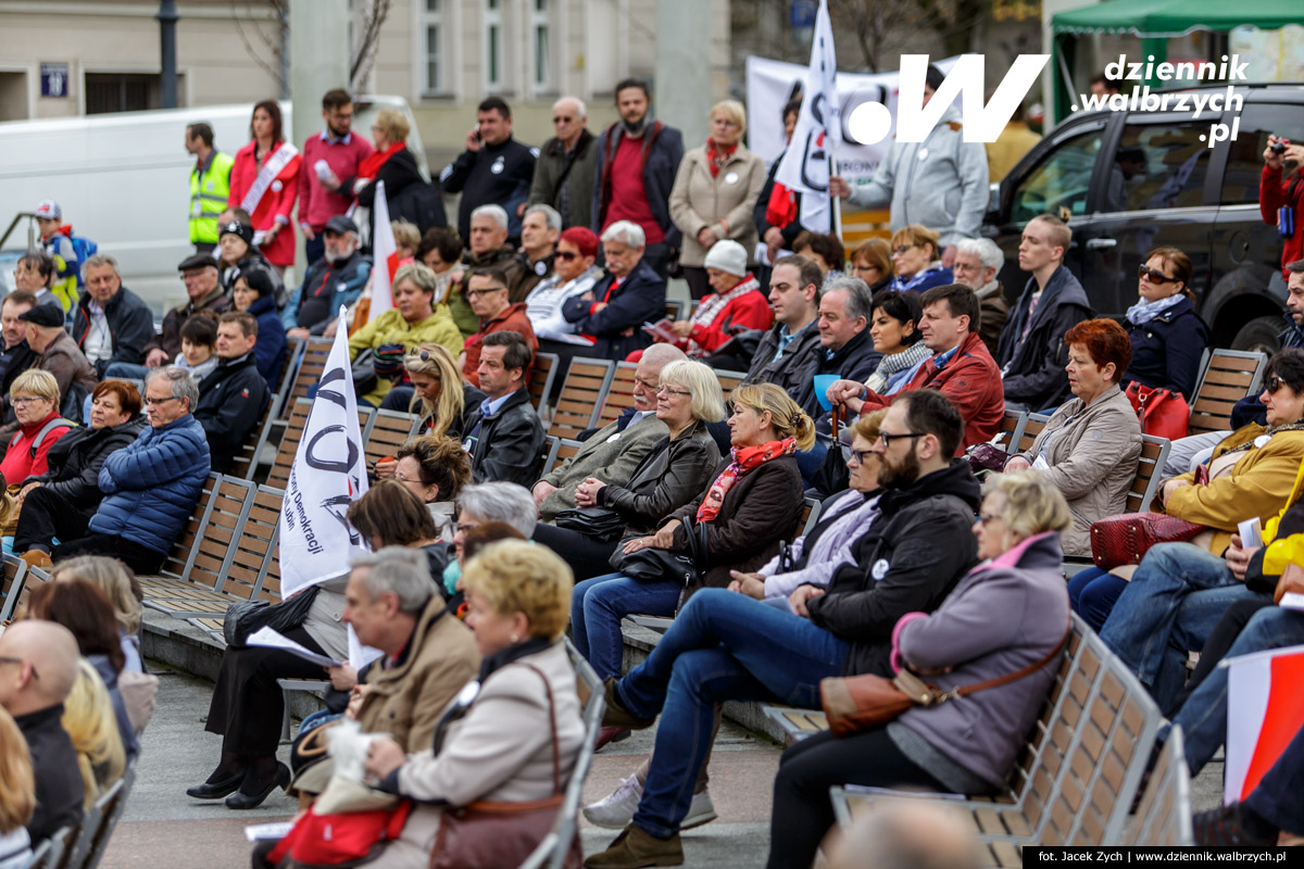 16.04.2016 Wałbrzych. KOD (Komitet Obrony Demokracji) w Wałbrzychu zorganizował na Placu Teatralnym czytanie Konstytucji RP. fot. Jacek Zych / Dziennik Wałbrzych