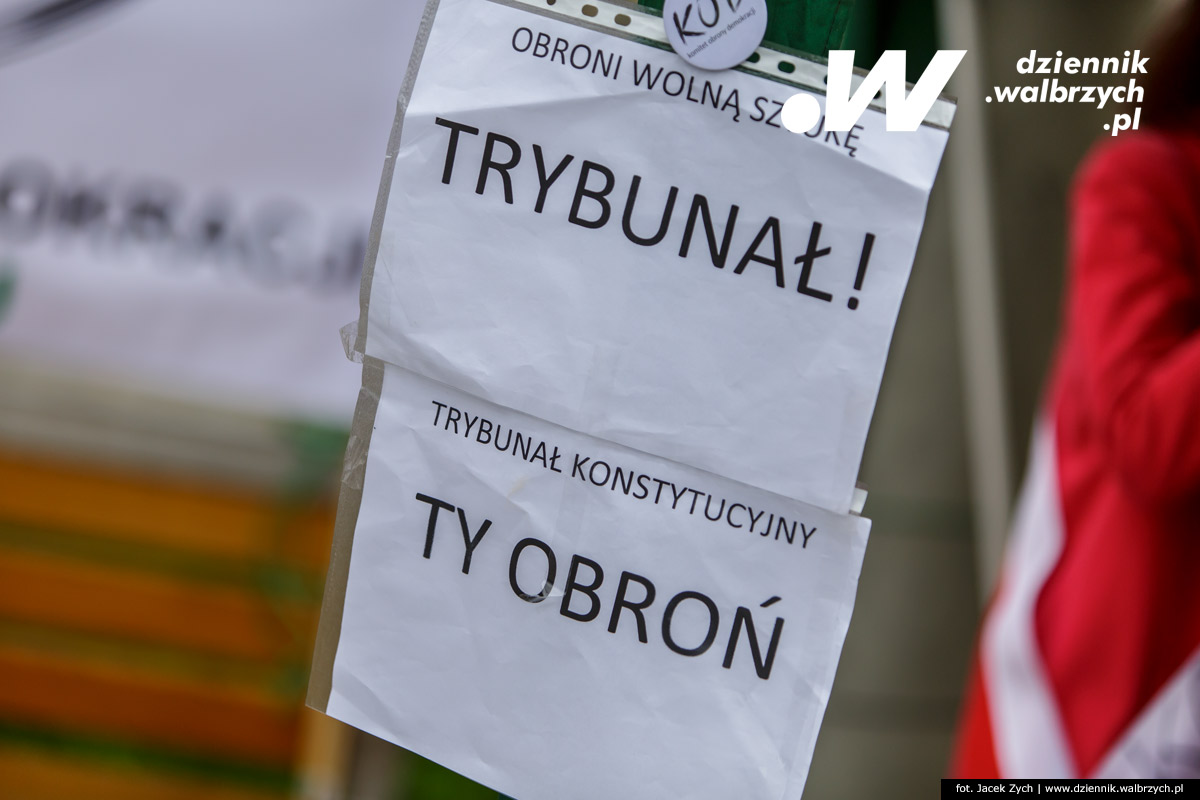 16.04.2016 Wałbrzych. KOD (Komitet Obrony Demokracji) w Wałbrzychu zorganizował na Placu Teatralnym czytanie Konstytucji RP. fot. Jacek Zych / Dziennik Wałbrzych