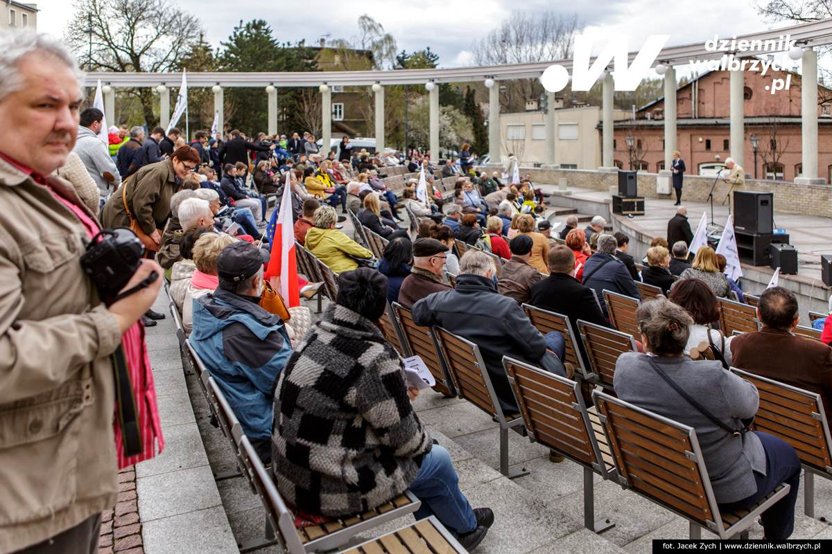 16.04.2016 Wałbrzych. KOD (Komitet Obrony Demokracji) w Wałbrzychu zorganizował na Placu Teatralnym czytanie Konstytucji RP. fot. Jacek Zych / Dziennik Wałbrzych