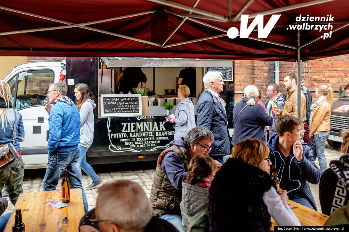 17.04.2016 Wrocław. Wrocławscy Ulicożercy. Festiwal Food Trucków i Zacnego Piwa w Browarze Mieszczańskim we Wrocławiu. fot. Jacek Zych / Dziennik Wałbrzych