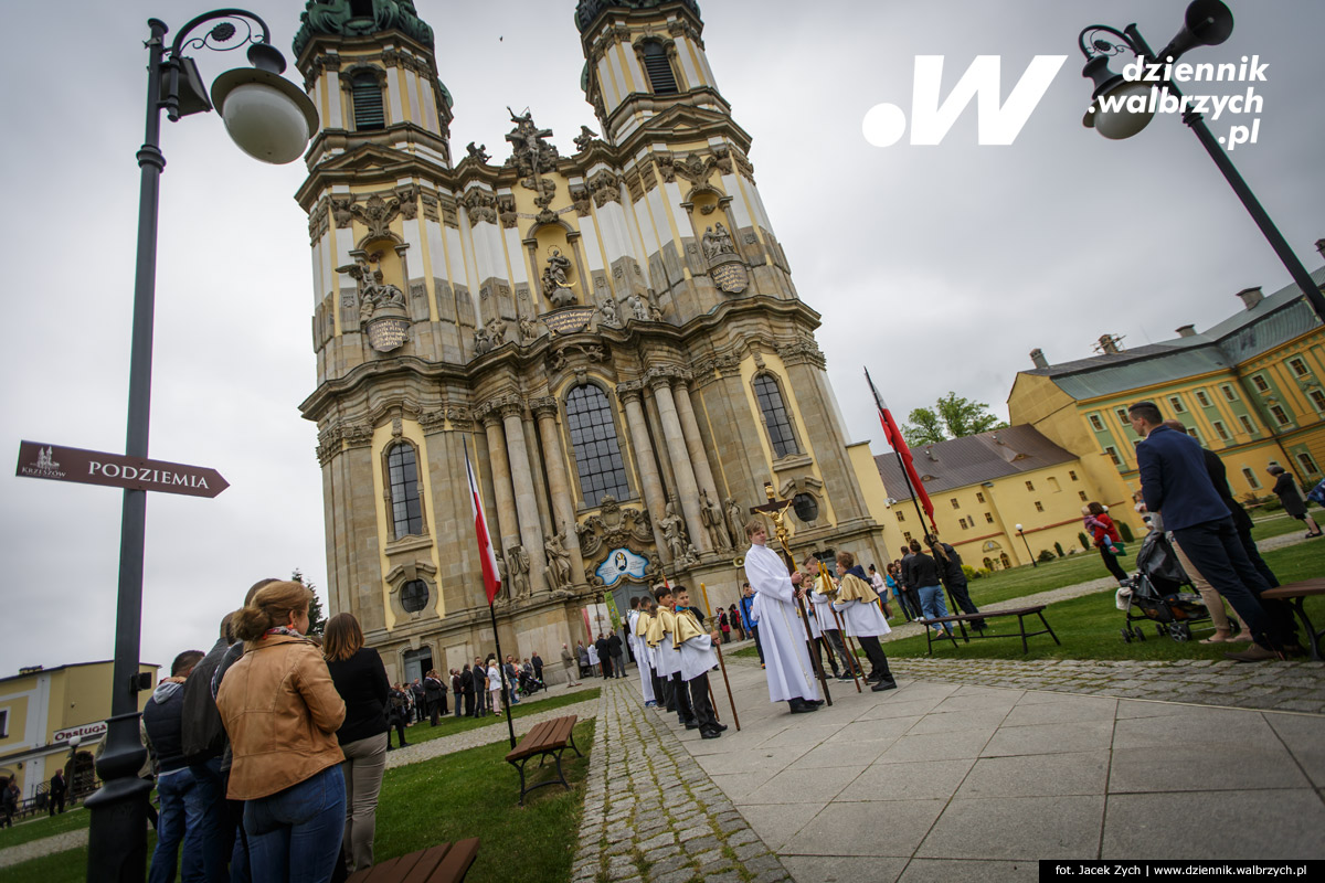 26.05.2016 Krzeszów. Kilkuset wiernych z Dolnego Śląska wzięło udział w tradycyjnej procesji Bożego Ciała w Sanktuarium Matki Bożej Łaskawej w Opactwie Cystersów w Krzeszowie. fot. Jacek Zych / Dziennik Wałbrzych