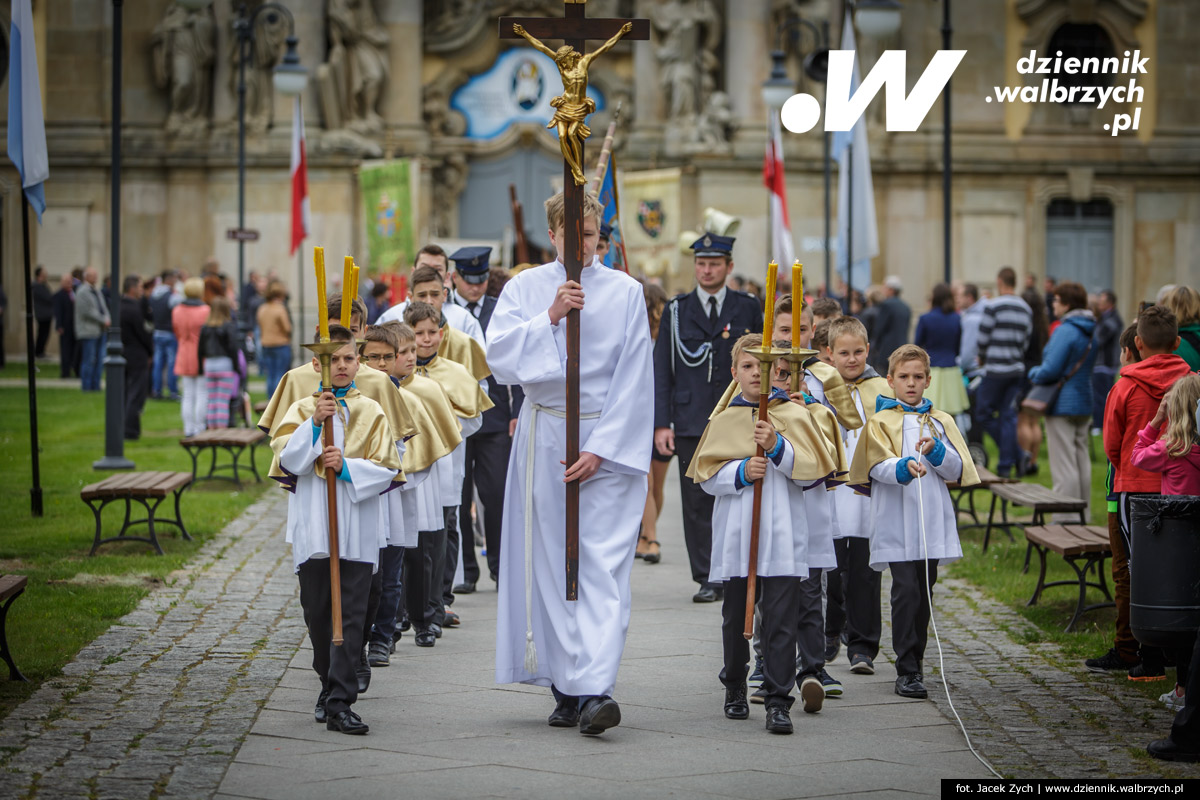 26.05.2016 Krzeszów. Kilkuset wiernych z Dolnego Śląska wzięło udział w tradycyjnej procesji Bożego Ciała w Sanktuarium Matki Bożej Łaskawej w Opactwie Cystersów w Krzeszowie. fot. Jacek Zych / Dziennik Wałbrzych