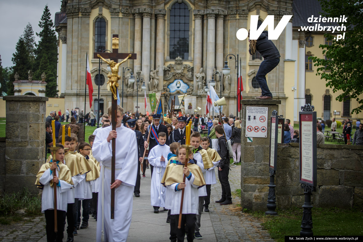 26.05.2016 Krzeszów. Kilkuset wiernych z Dolnego Śląska wzięło udział w tradycyjnej procesji Bożego Ciała w Sanktuarium Matki Bożej Łaskawej w Opactwie Cystersów w Krzeszowie. fot. Jacek Zych / Dziennik Wałbrzych