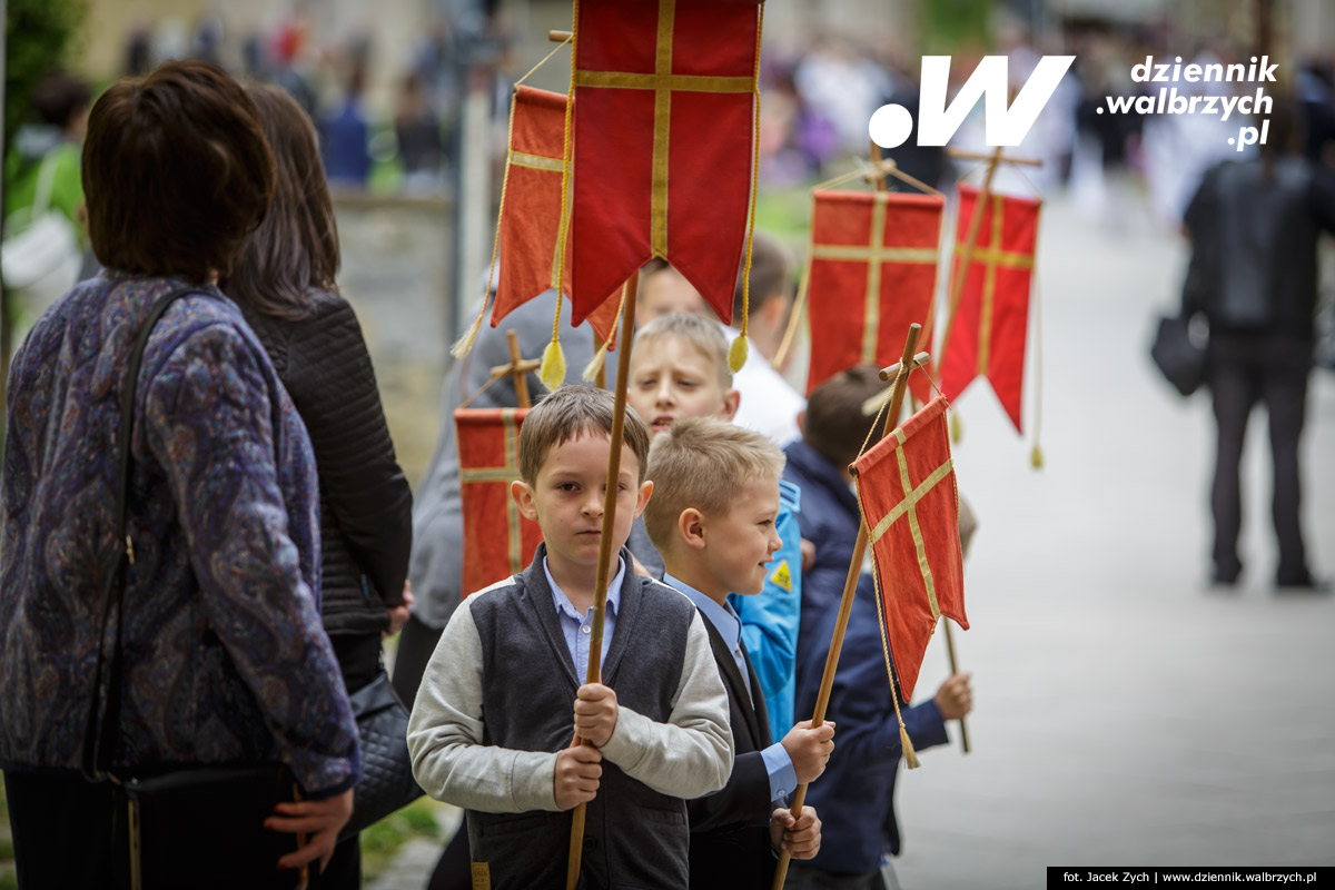 26.05.2016 Krzeszów. Kilkuset wiernych z Dolnego Śląska wzięło udział w tradycyjnej procesji Bożego Ciała w Sanktuarium Matki Bożej Łaskawej w Opactwie Cystersów w Krzeszowie. fot. Jacek Zych / Dziennik Wałbrzych