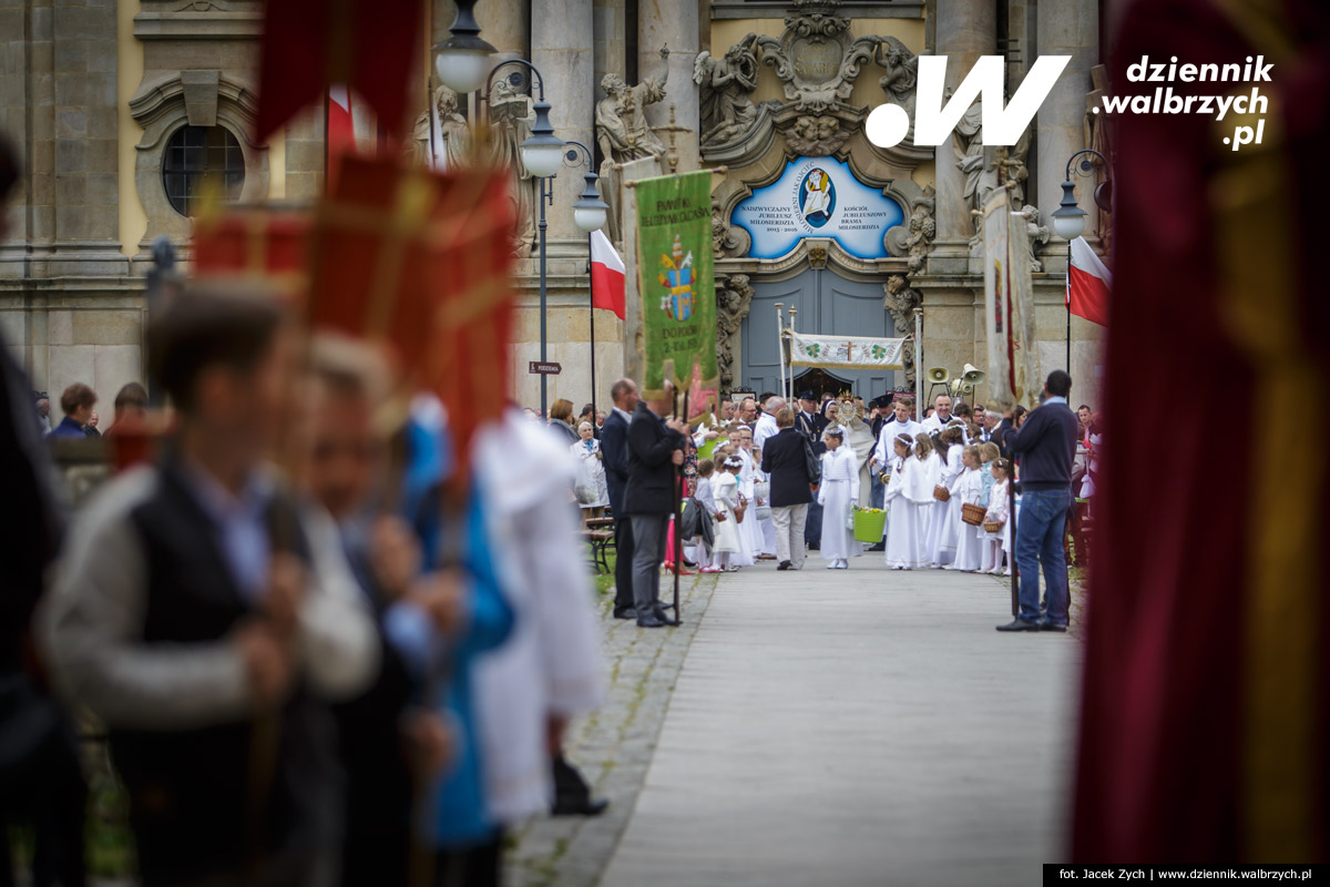 26.05.2016 Krzeszów. Kilkuset wiernych z Dolnego Śląska wzięło udział w tradycyjnej procesji Bożego Ciała w Sanktuarium Matki Bożej Łaskawej w Opactwie Cystersów w Krzeszowie. fot. Jacek Zych / Dziennik Wałbrzych