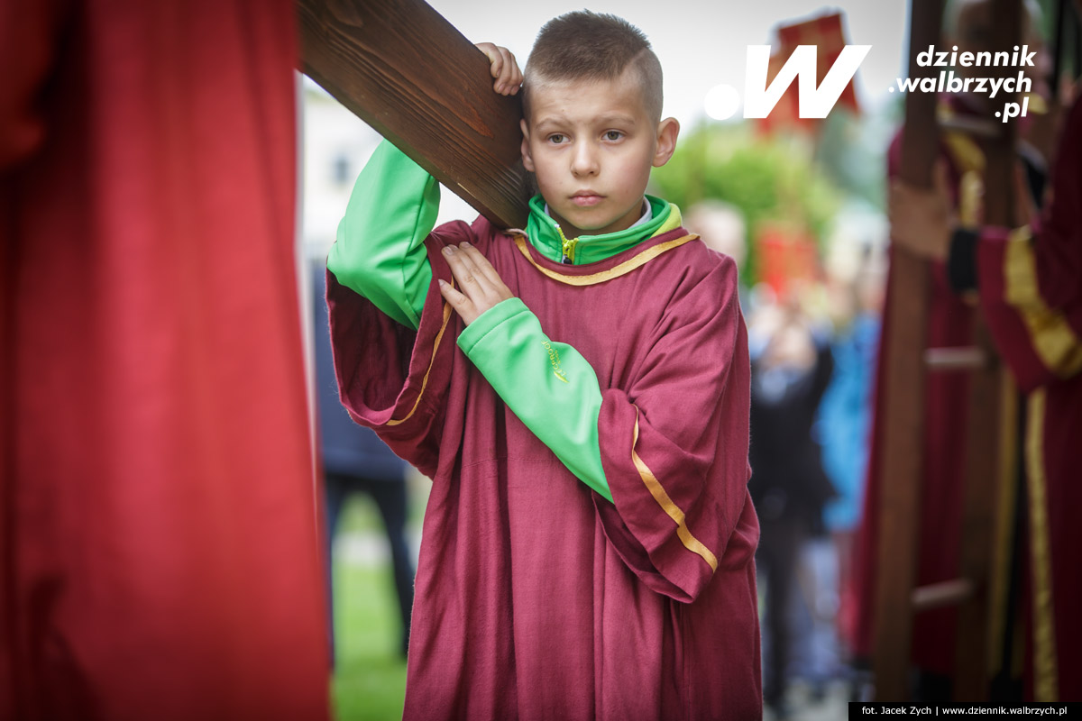 26.05.2016 Krzeszów. Kilkuset wiernych z Dolnego Śląska wzięło udział w tradycyjnej procesji Bożego Ciała w Sanktuarium Matki Bożej Łaskawej w Opactwie Cystersów w Krzeszowie. fot. Jacek Zych / Dziennik Wałbrzych