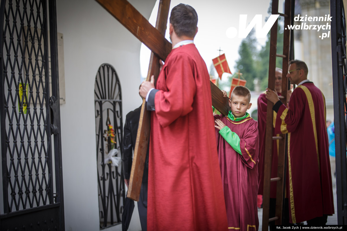 26.05.2016 Krzeszów. Kilkuset wiernych z Dolnego Śląska wzięło udział w tradycyjnej procesji Bożego Ciała w Sanktuarium Matki Bożej Łaskawej w Opactwie Cystersów w Krzeszowie. fot. Jacek Zych / Dziennik Wałbrzych