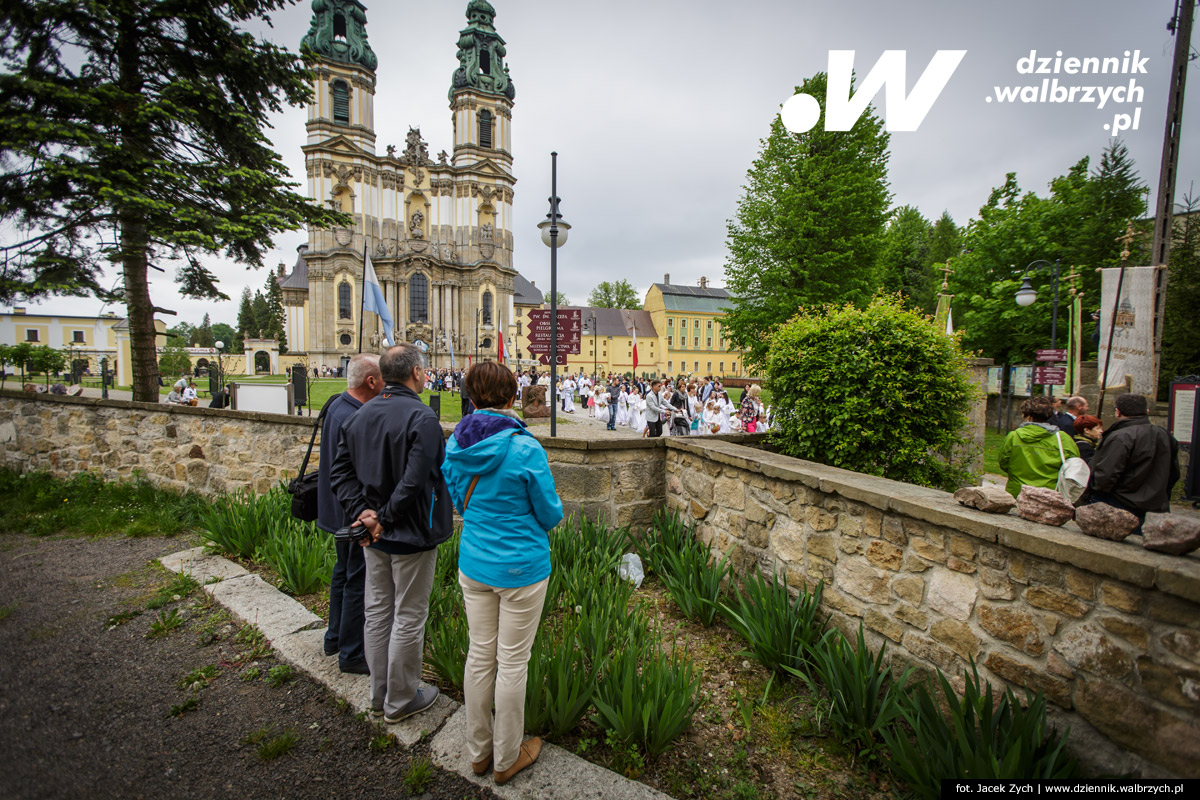 26.05.2016 Krzeszów. Kilkuset wiernych z Dolnego Śląska wzięło udział w tradycyjnej procesji Bożego Ciała w Sanktuarium Matki Bożej Łaskawej w Opactwie Cystersów w Krzeszowie. fot. Jacek Zych / Dziennik Wałbrzych