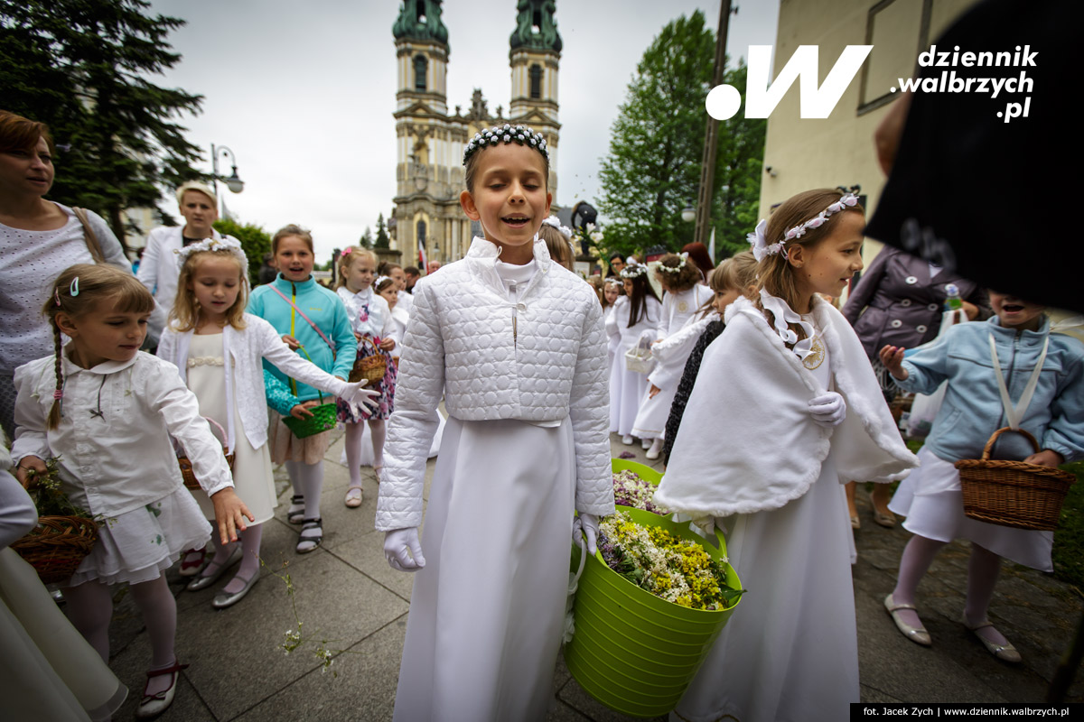 26.05.2016 Krzeszów. Kilkuset wiernych z Dolnego Śląska wzięło udział w tradycyjnej procesji Bożego Ciała w Sanktuarium Matki Bożej Łaskawej w Opactwie Cystersów w Krzeszowie. fot. Jacek Zych / Dziennik Wałbrzych